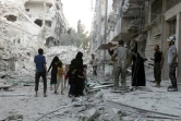 Des civils au milieu des décombres le 23 septembre 2016 à Alep