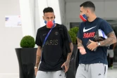 Neymar et Leandro Paredes quittent l'hôtel du PSG, le 20 août 2020 à Lisbonne 