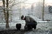 Un homme et son chien truffier près de Toulouse, le 14 janvier 2022