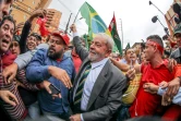 L'ancien président brésilien (2003-2010) Luiz Inacio Lula da Silva Lula arrive parmi ses partisans au palais de justice de Curitiba pour une audition par le juge Sergio Moro, le 10 mai 2017