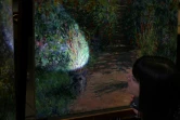 Une version du tableau de Claude Monet "Le jardin de l'artiste à Vétheuil", exposée au Musée Norton Simon de Los Angeles, est analysée à la National Gallery of Art, le 17 mai 2018 à Washington 