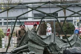 Des soldats préparent le matériel pour installer un hôpital militaire sur le parking de l'établissement Emile Muller  à Mulhouse, le 21 mars 2020