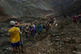 Des secouristes à la recherche de survivants après un glissement de terrain, le 2 juillet 2020 dans une mine de jade près de Hpakant