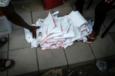 Le contenu d'une urne est vidé pour le décompte des voix lors des élections présidentielle, législatives et sénatoriales le 23 février 2019 à Port Harcourt, dans le sud du Nigeria