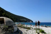 Un bunker en ruine sur une plage de l'île de Sazan, en Albanie, le 30 juillet 2024