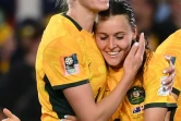 L'attaquante australienne Hayley Raso (d) félicitée après avoir inscrit le deuxième but de son équipe contre le Danemark en huitièmes de finale du Mondial, à Sydney le 7 août 2023