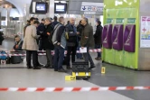 La police examine le  site où Alexandre Dhaussy a attaqué au cutter un soldat français patrouillant dans le métro à La Défense, près de Paris le 25 mai 2013