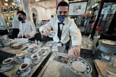 Un serveur prépare des expressos au café Gambrinus de Naples, le 13 février 2022 en Italie
