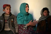 Friba, une mère de famille afghane, et deux de ses trois enfants, dans son domicile dans la province de Parwan, le 25 janvier 2022