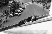 Jean-Paul Belmondo sur un toit parisien lors du tournage de "Peur sur la ville", le 8 avril 1975