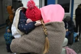 Une Ukrainienne avec son enfant attend de pouvoir franchir la frontière pour se réfugier en Roumanie, le 27 février 2022
