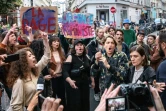 Des manifestantes, dont l'actrice Adèle Haenel (deuxième à droite) lors d'un rassemblement contre les violences sexistes et sexuelles devat les Folies Bergère durant la cérémonie des Molières le 30 mai 2022.