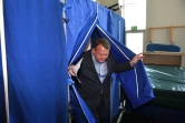 Le Premier ministre danois Lars Loekke Rasmussen, du Parti libéral, sort d'un isoloir après avoir voté dans une école de Copenhague aux élections législatives du 5 juin 2019.