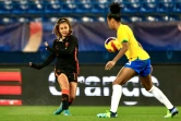L'attaquante internationale nérlandaise Lieke Martens (à gauche) shoote dans la balle lors d'un match du Tournoi de France entre le Brésil et les Pays-Bas dans le stade Michel-d&rsquo;Ornano de Caen le 16 février 2022
