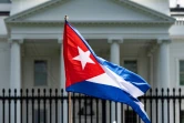 Un drapeau cubain brandi devant la Maison Blanche à Washington le 12 juillet 2021