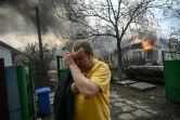 Ievguen Sboromyrskiï devant sa maison en feu après un bombardement russe à Irpin, en Ukraine, le 4 mars 2022