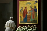 Le pape François prie à la veille d'un synode dans la basilique Saint-Pierre au Vatican, le 3 octobre 2015