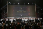 Des chefs célèbrent leurs étoiles Michelin sur scène lors de la cérémonie de remise des prix du Guide Michelin France 2024 à Tours, le 18 mars 2024