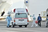 Des équipes médicales en combinaison de protection prêtes à apporter une aide aux patients contaminés par le nouveau coronavirus à bord du navire de croisière Diamond Princess, le 7 février 2020 à Yokohama, au Japon