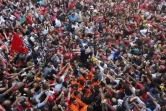 Photo communiquée par Fotos Publicas montrant l'ex-président Lula porté par des partisans le 7 avril 2018.
