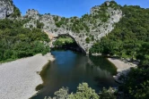 Le "Pont d'Arc", formation rocheuse enjambant l'Ardèche, à Vallon-Pont-d'Arc, le 7 mai 2020
