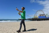 Adam Duford, patron de Surf City, sur une plage de Santa Monica, le 23 mars 2020 en Californie