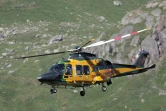 Un hélicoptère survole, le 4 juillet 2022, le glacier qui s'est effondré la veille sur la montagne de Marmolada, en Italie