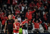 L'attaquant ukrainien du Benfica Lisbonne Roman Yaremchuk (à droite) dévoile un T-shirt avec le blason de l'Ukraine le 23 février 2022 lors du 8e de finale aller de Ligue des champions contre l'Ajax Amsterdam à Lisbonne