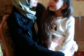 La Syrienne Bana al-Abed (d) avec sa mère Fatemah, le 22 décembre 2016 à Ankara