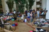Des Israéliens évacués de la zone frontalière avec Gaza reçoivent des dons de vêtements dans un hôtel de la région de la Mer Morte, le 9 octobre 2023