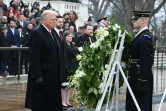 Le président élu Donald Trump dépose une gerbe sur la tombe du Soldat inconnu au cimetière militaire d'Arlington (Virginie), proche de Washington, le 19 janvier 2021