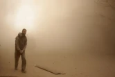 Homme noyé dans un nuage de poussière après des frappes du régime sur la ville rebelle de Douma, près de Damas, le 7 février 2018