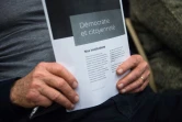 Un homme tient des documents dans le cadre du Grand débat national à Bollène (Vaucluse) le 28 février 2019
