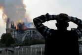 Un passant regarde Notre-Dame en flammes le 15 avril 2019