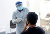 Un personnel médical prend un échantillon nasal d'un patient sur le site de John's Well Child à Los angles le 24 juillet