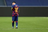 L'attaquant argentin de Barcelone, Lionel Messi, quitte le terrain dépité après la défaite de son équipe en quart de finale de la Ligue des champions face au Bayern Munich, à Lisbonne, le 14 août 2020