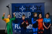 Des enfants souffrant de paralysie cérébrale, parmi lesquels Marian Dolik (g), 13 ans, participent à un championnat de simulation de chute libre à Moscou, le 23 avril 2021