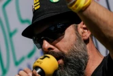 Jérôme Rodrigues, l'une des figures du mouvement des "gilets jaunes", prend la parole lors d'une manifestation le 20 avril à Paris