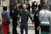 La police interpelle un Israélien après qu'il a commencé à prier au sein de la mosquée d'Al-Aqsa, sur l'esplanade des mosquées à Jérusalem, le 28 octobre 2015