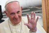Le pape François parle aux journalistes dans l'avion qui le ramène de Bakou à Rome le 2 octobre 2016 après une tournée dans le Caucase