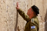 Le nouveau chef de l'armée israélienne, le lieutenant-général Eyal Zamir, visite le Mur des Lamentations dans la vieille ville de Jérusalem, le 5 mars 2025