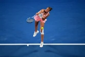 La Tchèque Karolina Pliskova au service face à la Japonaise Naomi Osaka en demi-finales de l'Open d'Australie, le 24 janvier 2019 à Melbourne