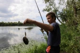 Un garçon pêche dans la rivière Soura à Penza, à 600 km de Moscou, le 22 août 2023  


Alexei Zetkin réalise un test chimique sur le tuyau d'évacuation d'une usine de papier à Penza, à 600 km de Moscou, le 22 août 2023  
