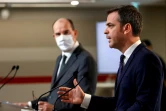 Le ministre de la Santé Olivier Véran (d) et le Premier ministre Jean Castex (g) lors d'une conférence de presse à Paris le 10 décembre 2020