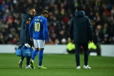 La star du Brésil Neymar Jr quitte la pelouse sur blessure, lors du matchamical contre le Cameroun à Londres, le 20 novembre 2018