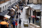Des passants dans les rues inondées de Venise, le 15 novembre 2019 