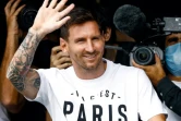 La superstar argentine Lionel Messi salue les supporters du PSG à son arrivée à l'aéroport du Bourget, au nord de Paris, le 10 aoùut 2021