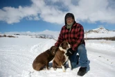 L'éleveur Greg Sykes et ses chiens de berger dans son ranch près de Walden, le 27 mars 2023 au Colorado 