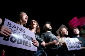 Des militants pour le droit à l'avortement protestent devant la Cour suprême des Etats-Unis à Washington le 2 mai 2022.