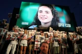 La photo d'une otage israélienne est projetée pendant une manifestation anti-gouvernementale réclamant la fin de la guerre à Gaza et un accord permettant le retour des otages, à Tel-Aviv le 26 juillet 2025